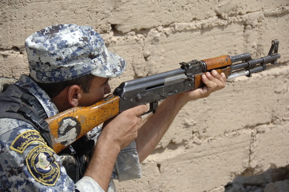 Iraqi security force members learn battle movement skills