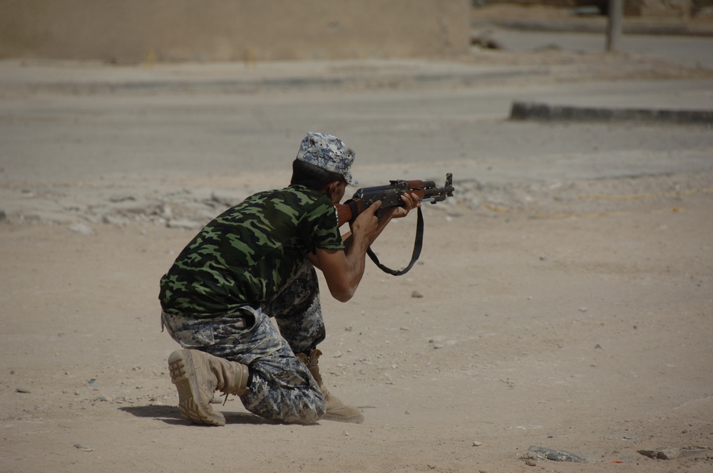 Iraqi security force members learn battle movement skills