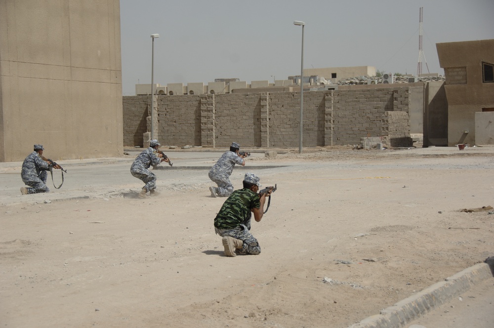 Iraqi security force members learn battle movement skills