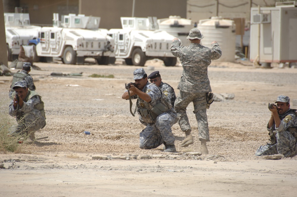 Iraqi security force members learn battle movement skills