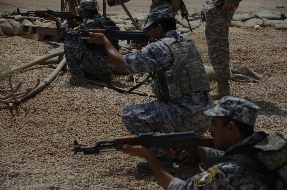 Iraqi security force members learn battle movement skills