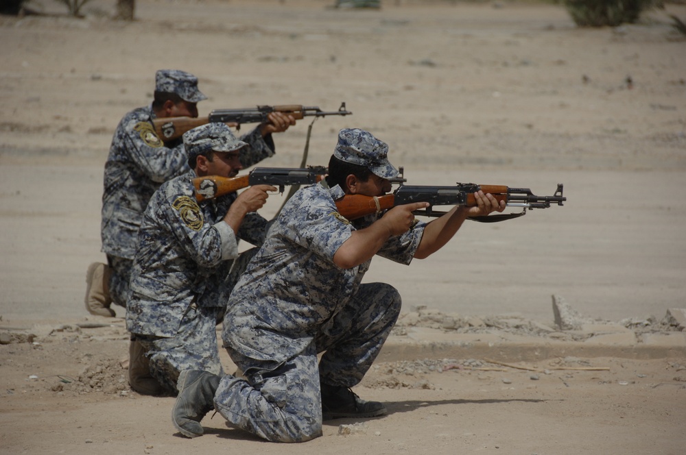 Iraqi security force members learn battle movement skills