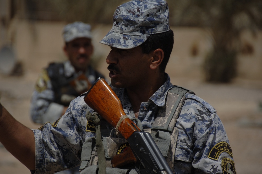 Iraqi security force members learn battle movement skills