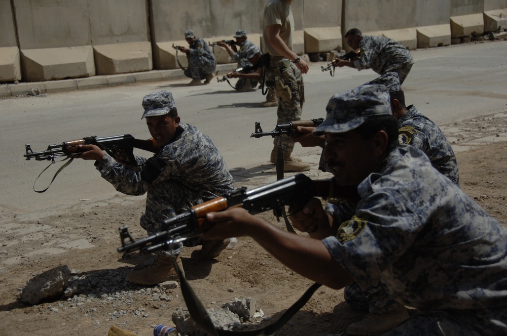 Iraqi security force members learn battle movement skills