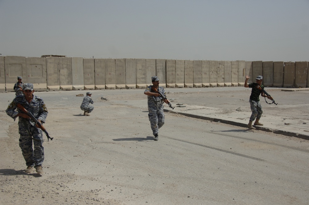 Iraqi security force members learn battle movement skills