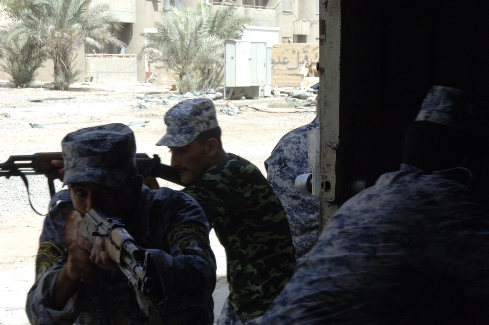 Iraqi security force members learn battle movement skills