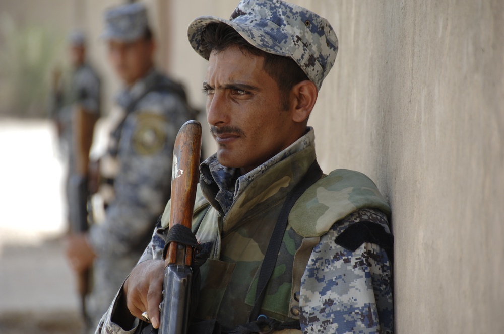 Iraqi security force members learn battle movement skills