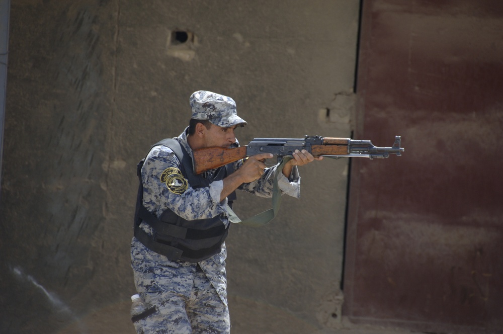 Iraqi security force members learn battle movement skills