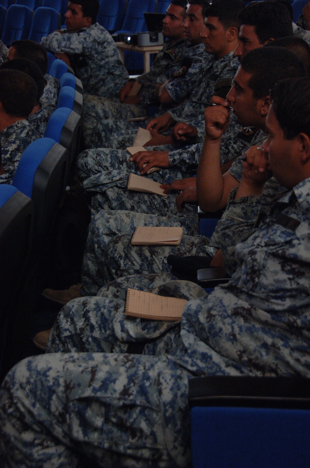 Iraqi security force members learn battle movement skills