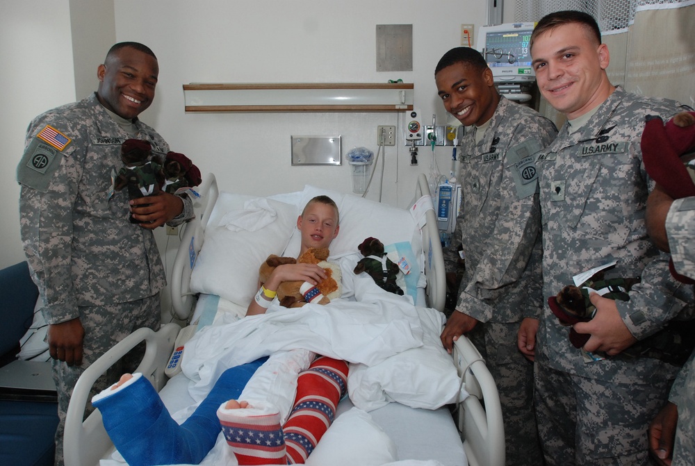 Paratroopers Cheer Up Sick Kids at Indianapolis Hospitals