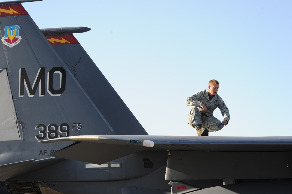 389th Fighter Squadron Deploys