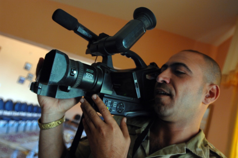 Iraqi soldiers take camera courses