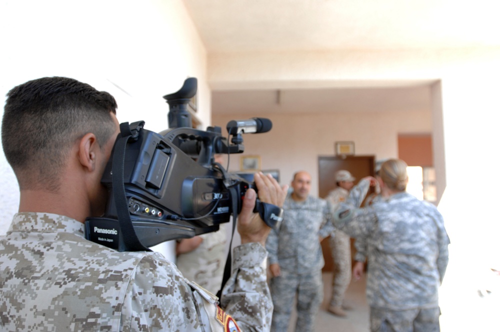 Iraqi soldiers take camera courses