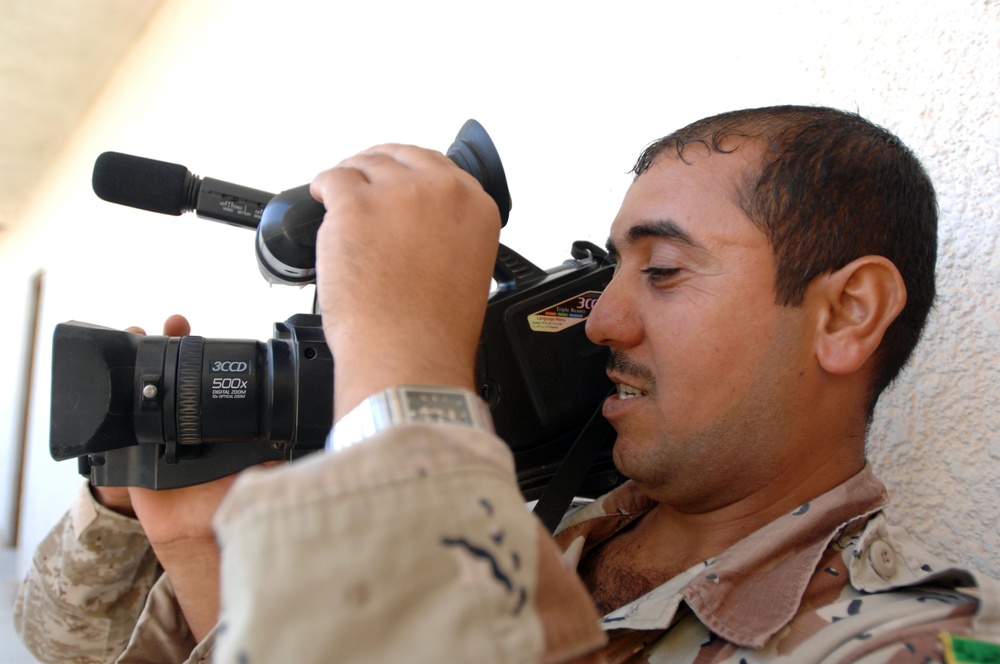 Iraqi soldiers take camera courses