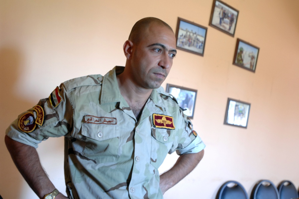 Iraqi soldiers take camera courses