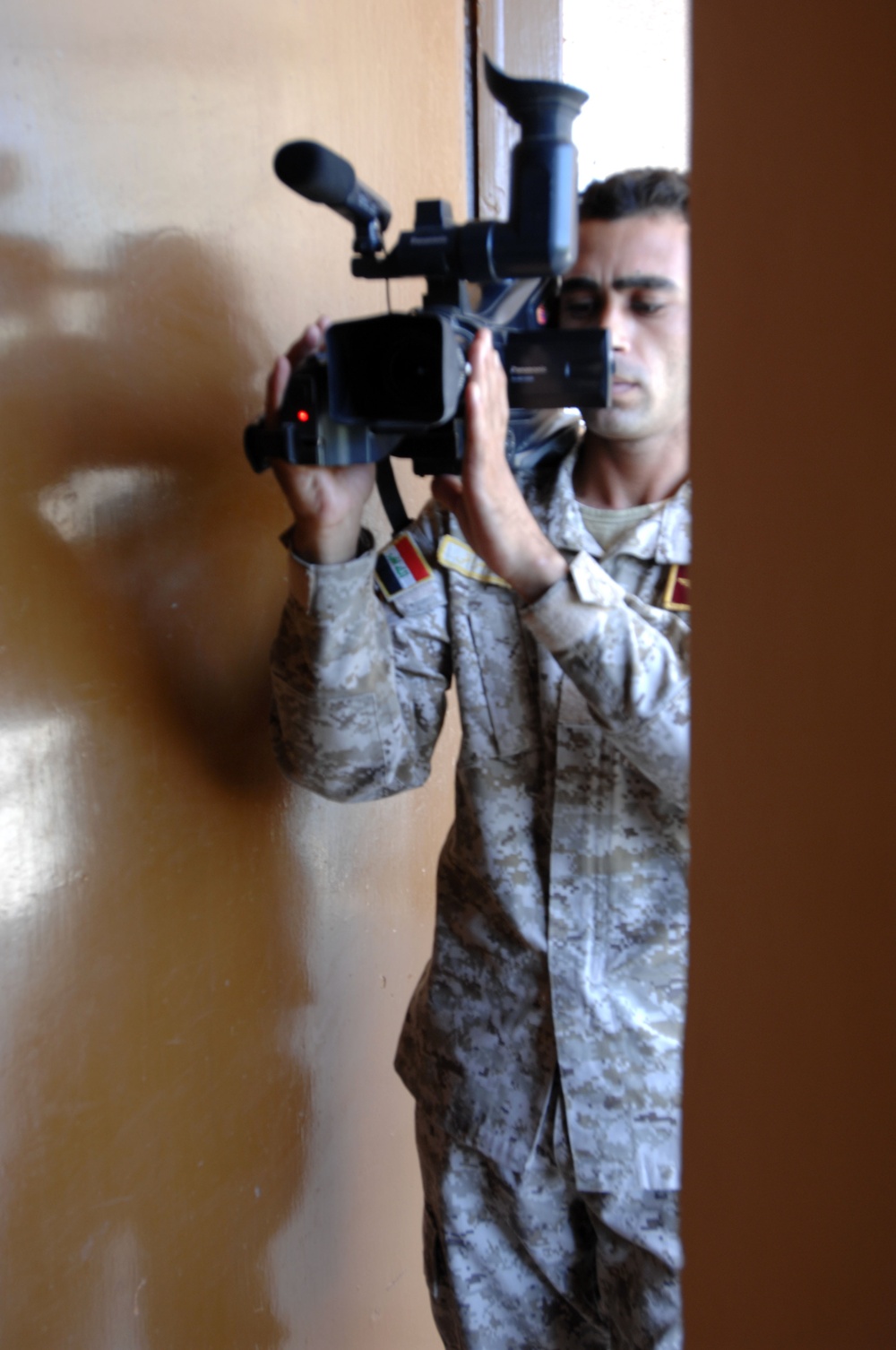 Iraqi soldiers take camera courses