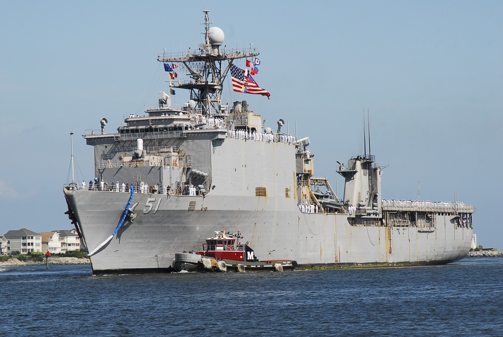 DVIDS Images USS Oak Hill Returns Home [Image 1 of 2]