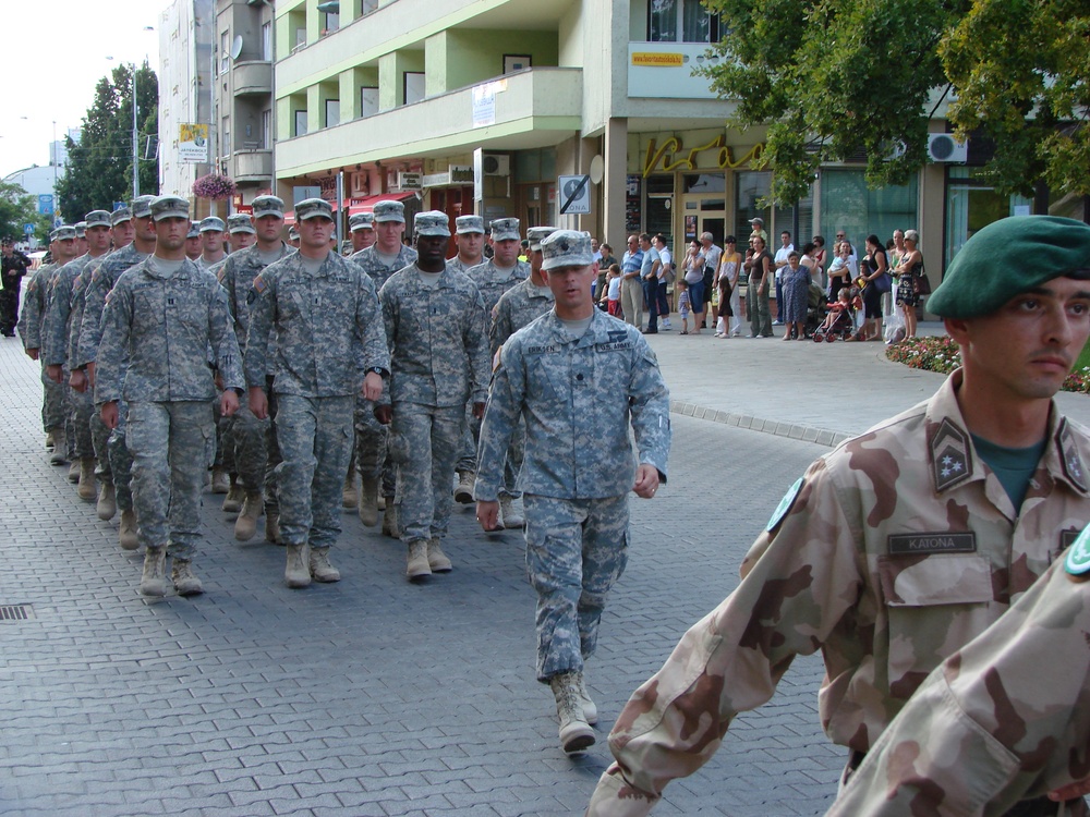 Warm homecoming welcome for US troops in foreign lands