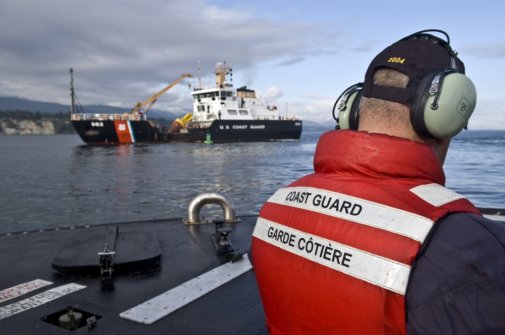 Canadian Buoy Tender Works With U.S. Coast Guard