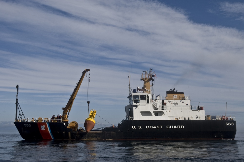 CGC Henry Blake Works With Canadian Coast Guard During Pacific Unity 2009