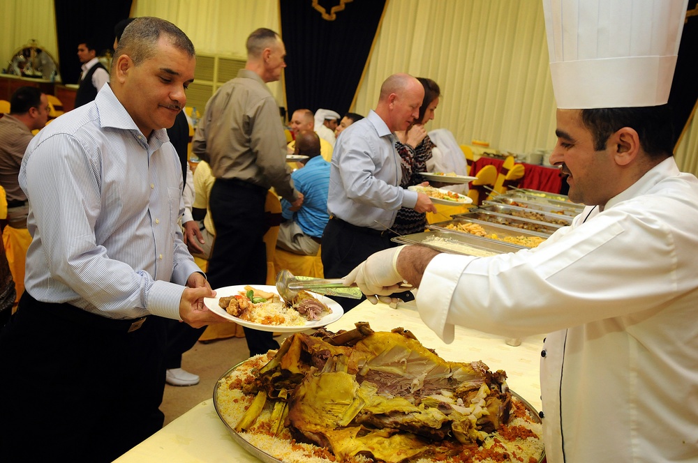 Qatar General Invites Troops to Fast-breaking Meal