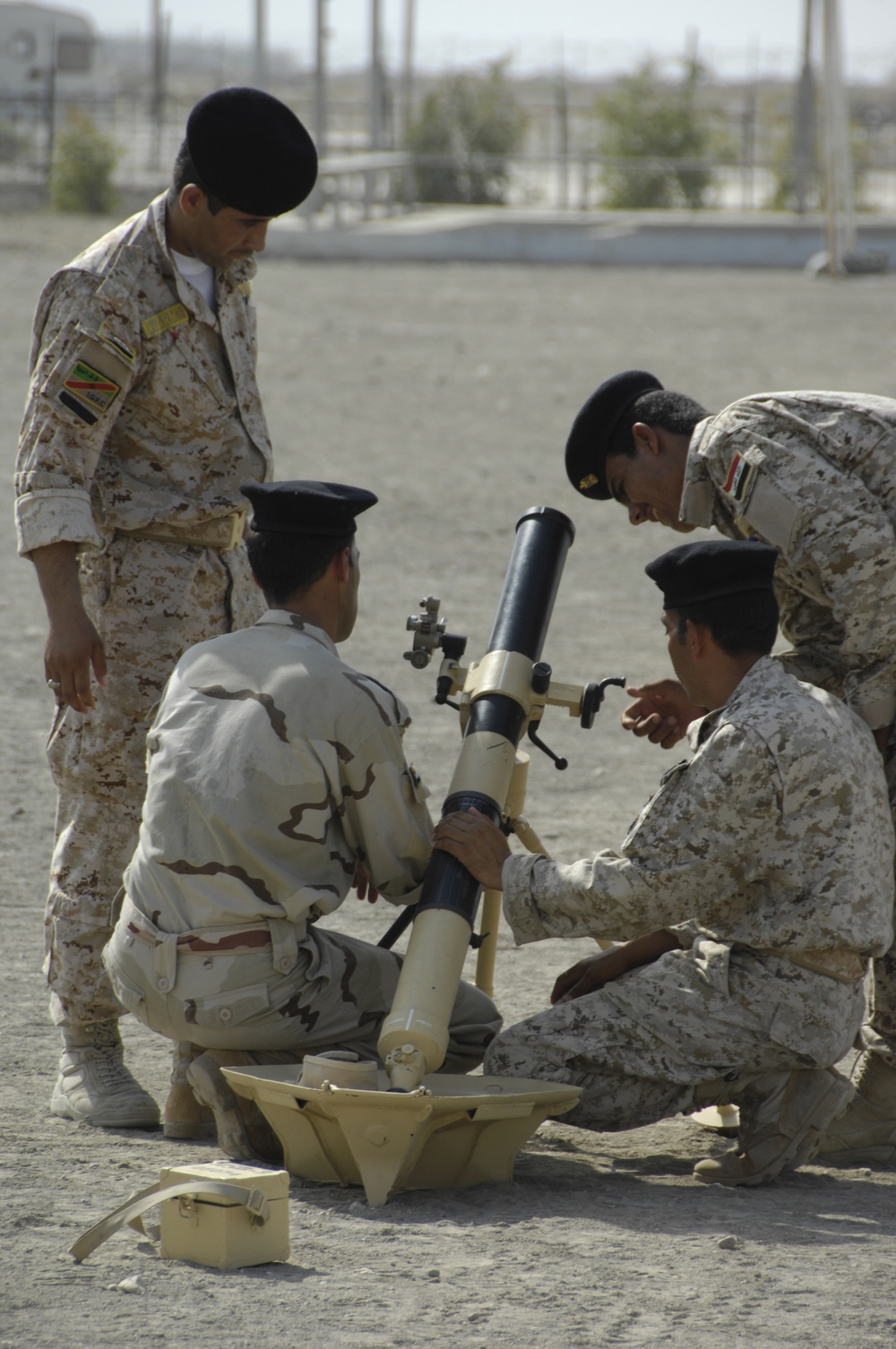 Iraqi soldiers learn mortars, computers