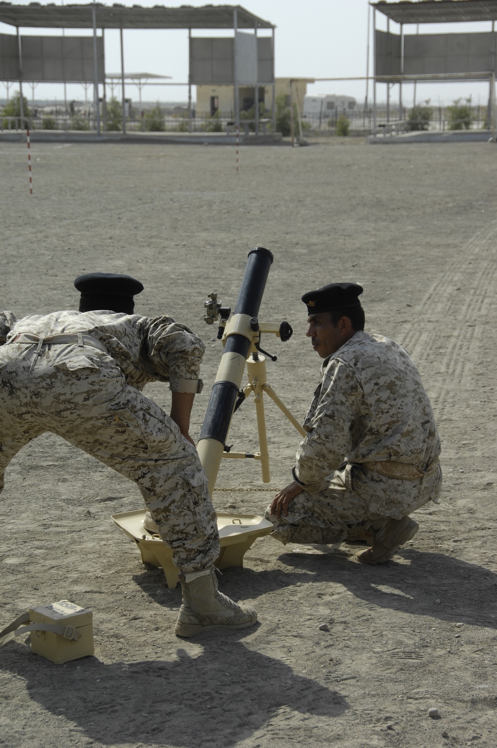 Iraqi soldiers learn mortars, computers