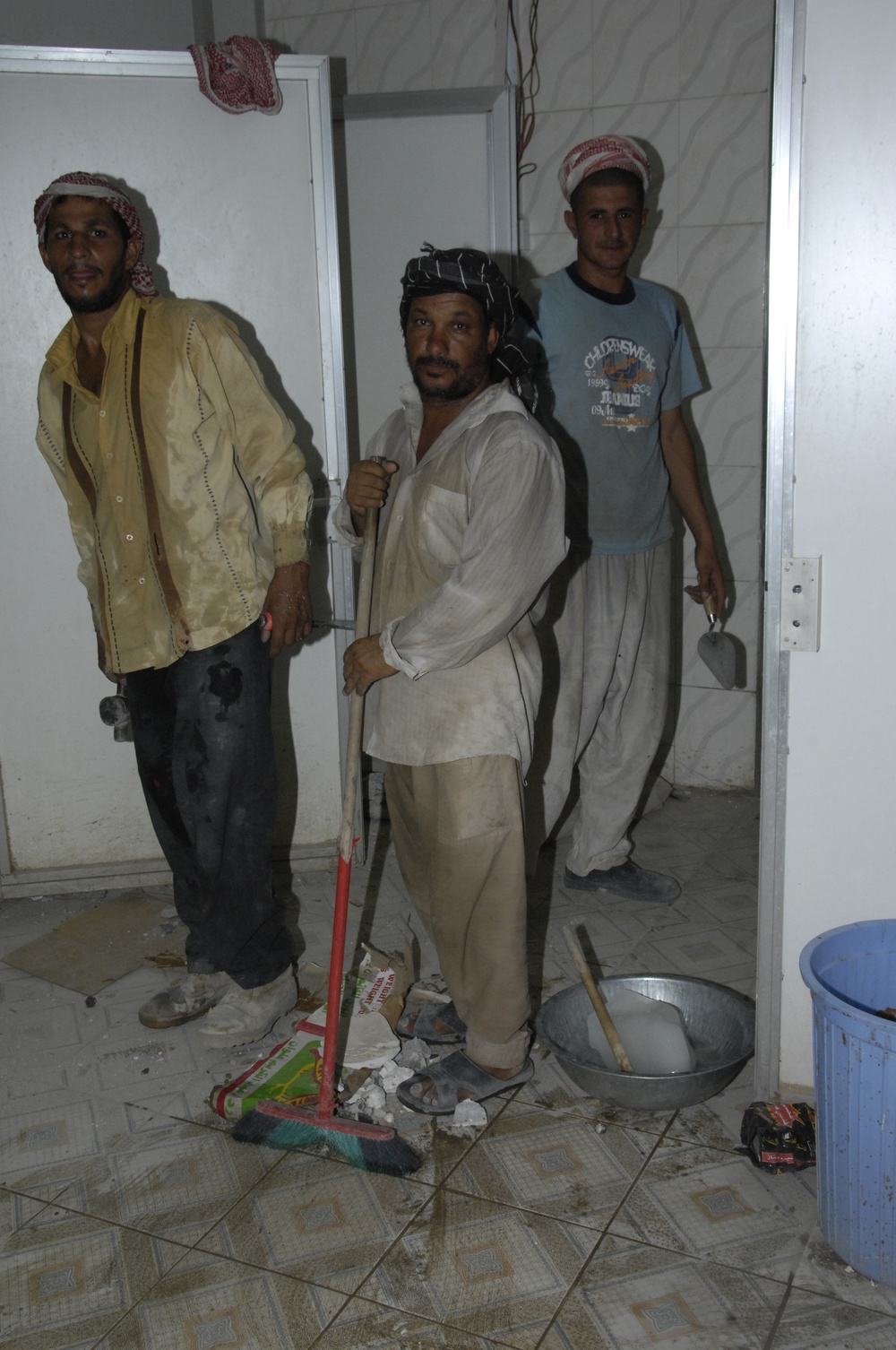 Iraqi soldiers learn mortars, computers