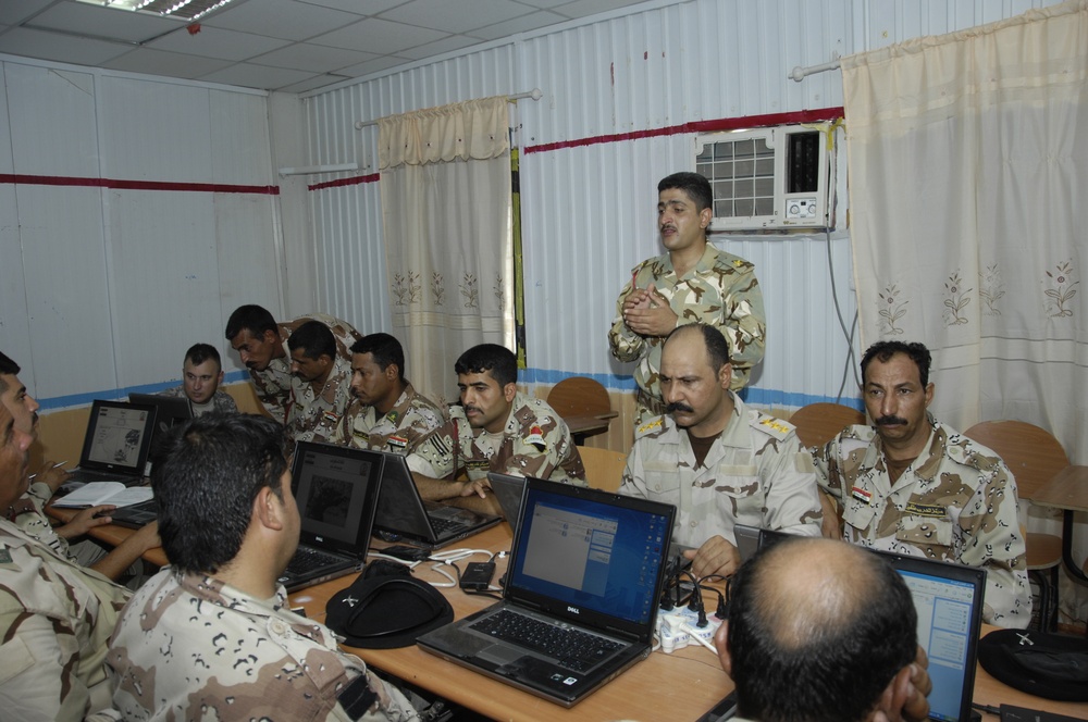 Iraqi soldiers learn mortars, computers