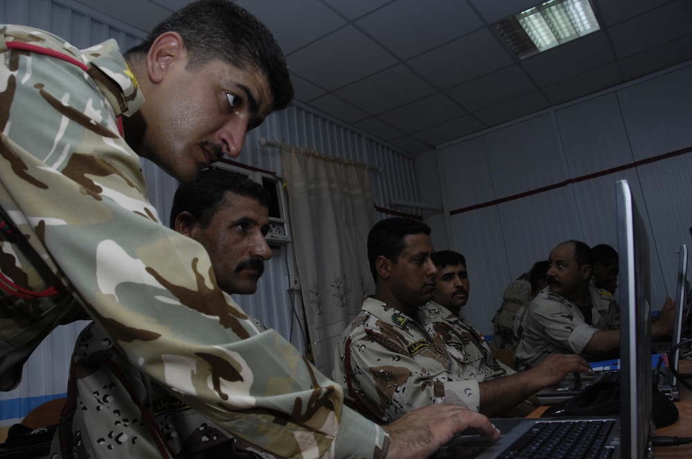 Iraqi soldiers learn mortars, computers