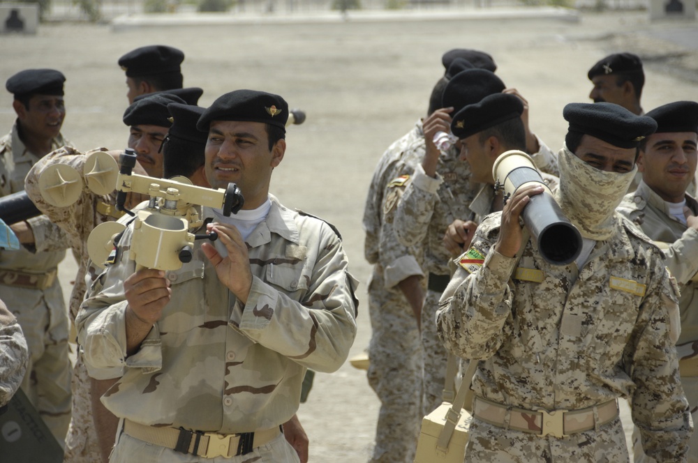 Iraqi soldiers learn mortars, computers