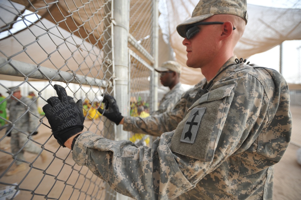 Guard Troops Move Detainees in Southern Iraq