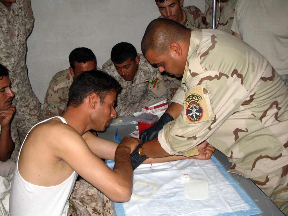 Iraqi army soldiers learn to stick together during medical training
