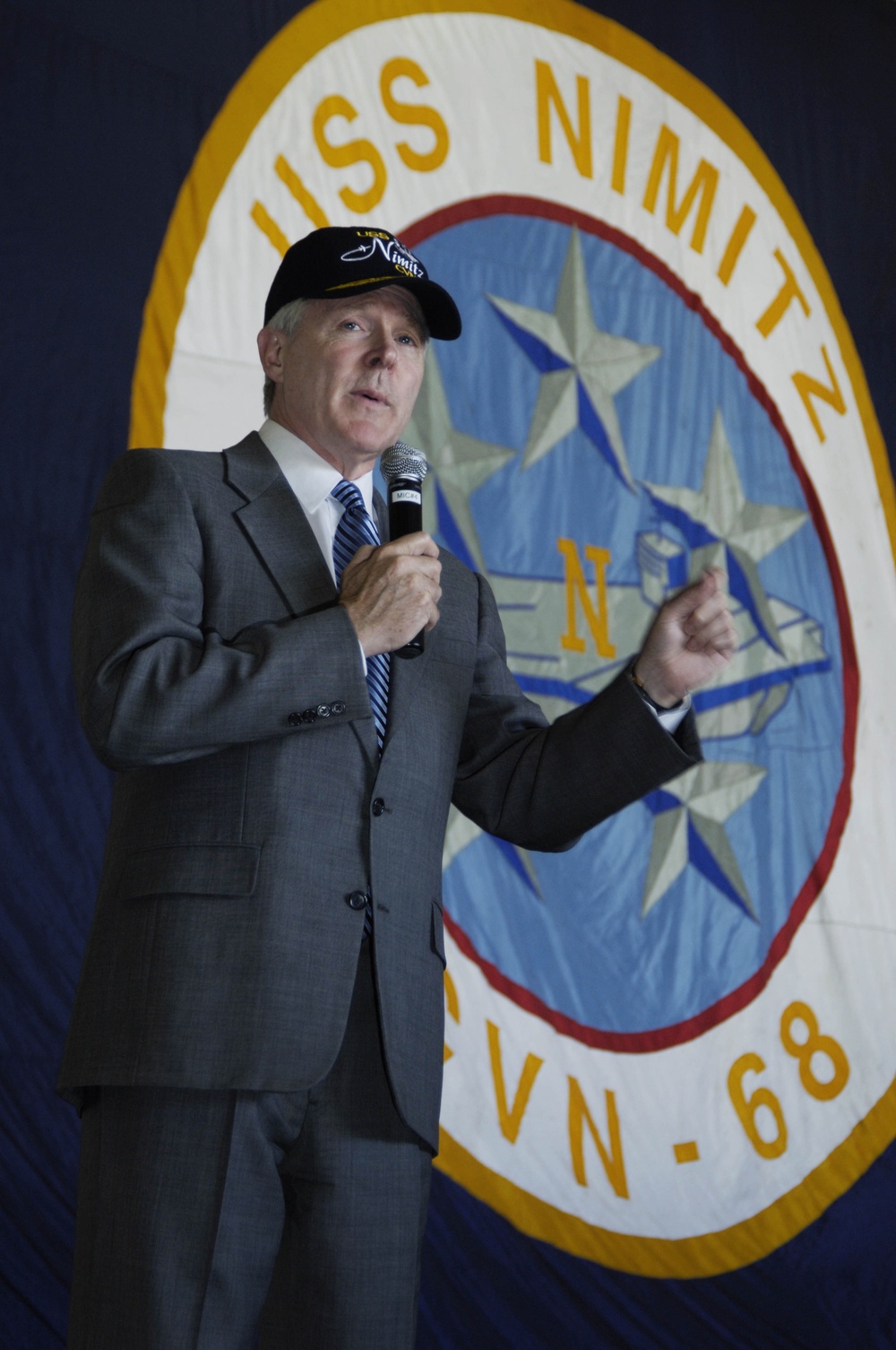 Mabus Speaks With Sailors in Japan