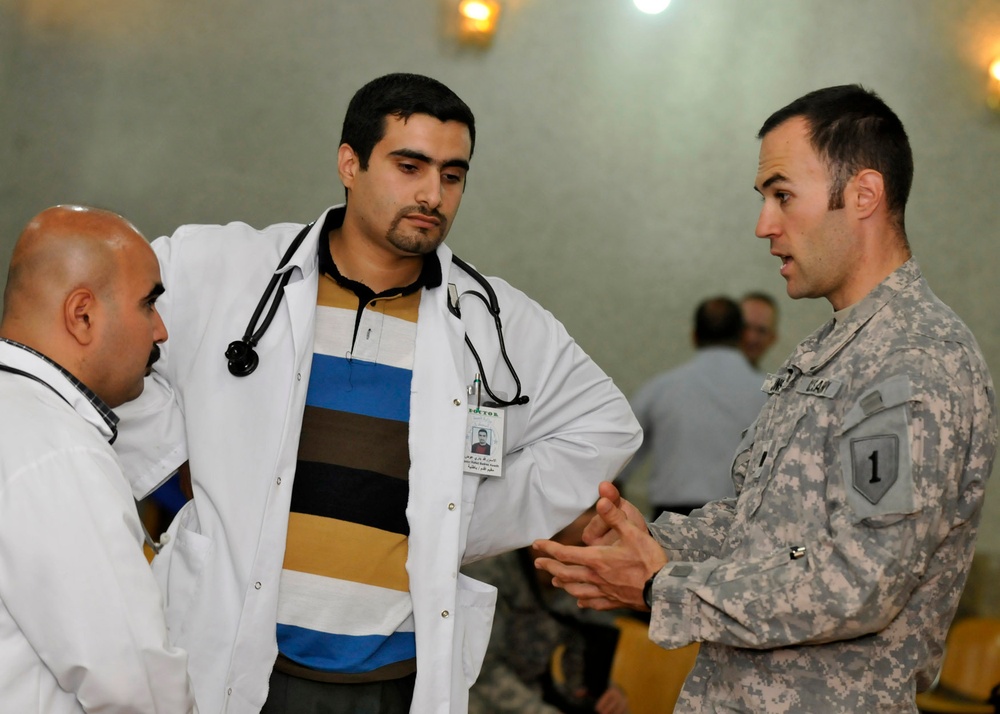 Army, Iraqi doctors hold 'Grand Rounds' forums