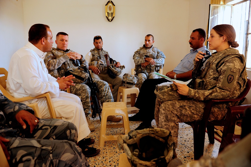 Soldiers visit Iraqi police during micro-grant survey
