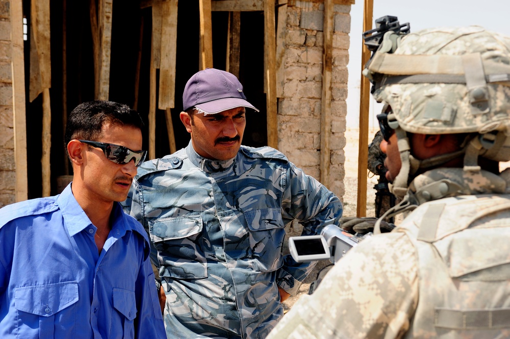 Soldiers visit Iraqi police during micro-grant survey
