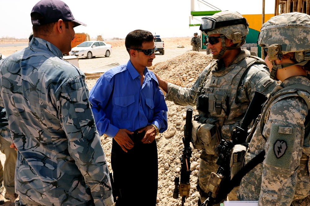 Soldiers visit Iraqi police during micro-grant survey