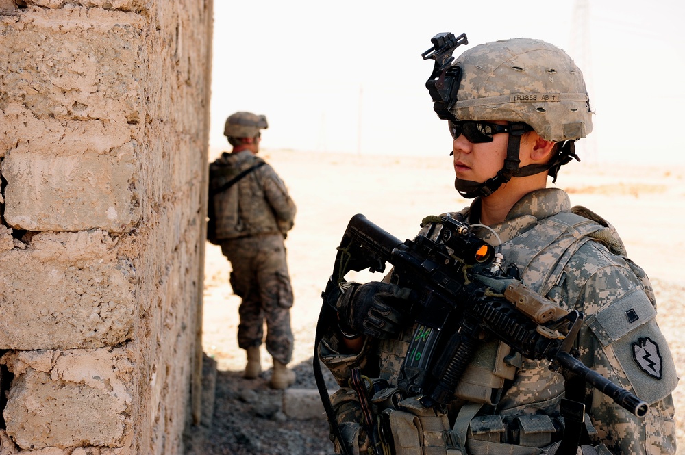 Soldiers visit Iraqi police during micro-grant survey