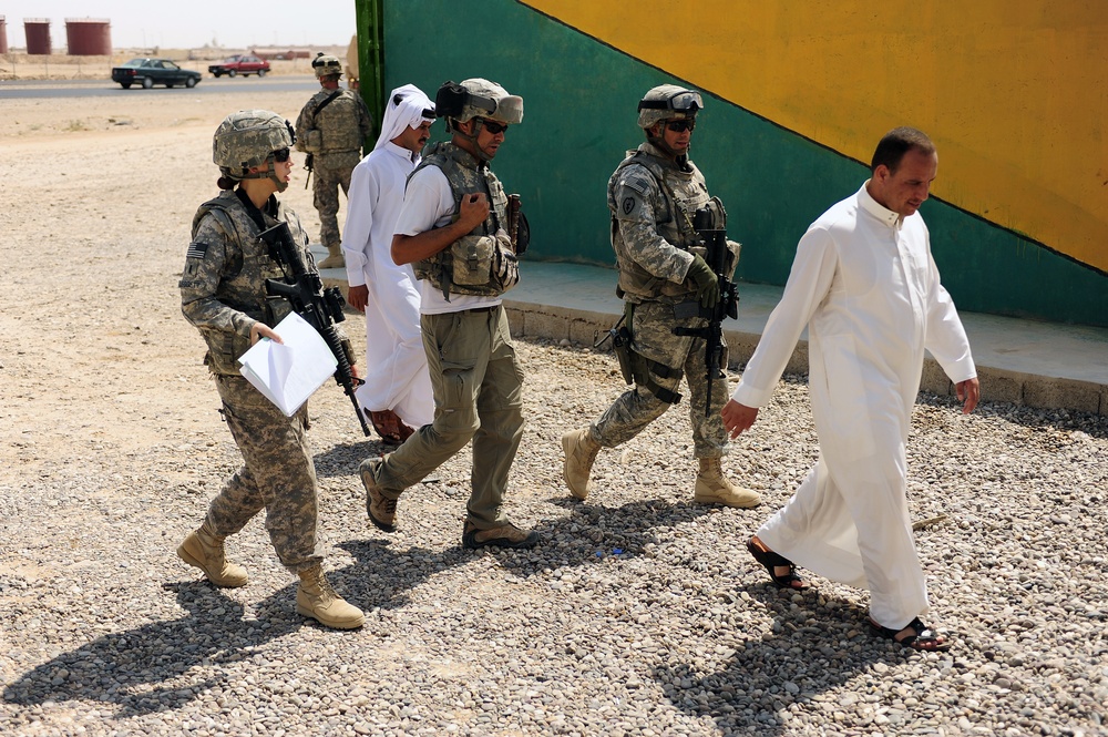 Soldiers visit Iraqi police during micro-grant survey