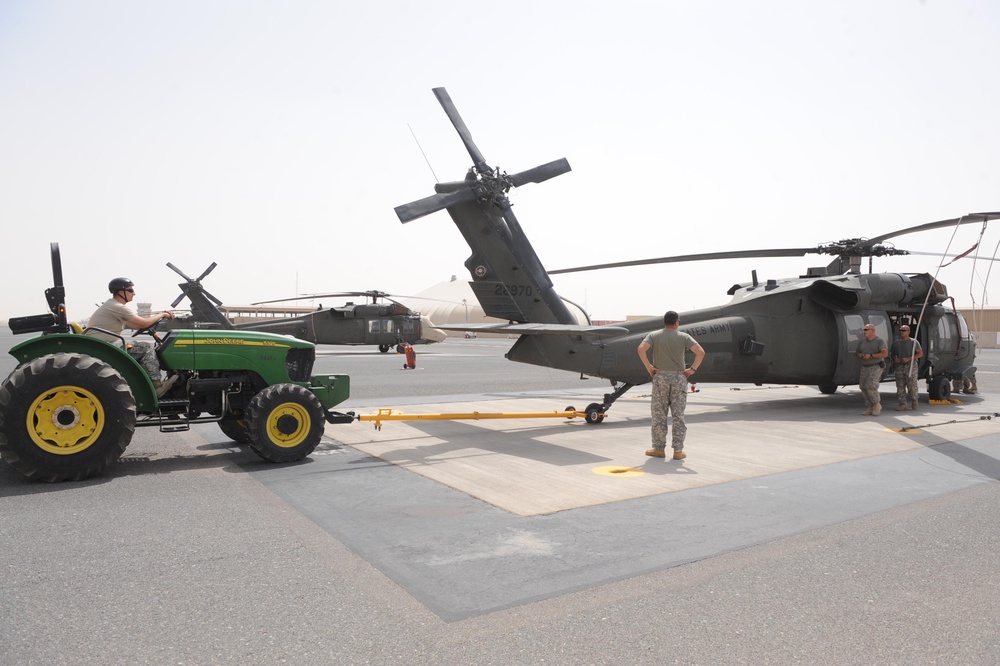 Soldiers maintain helicopters in Kuwait
