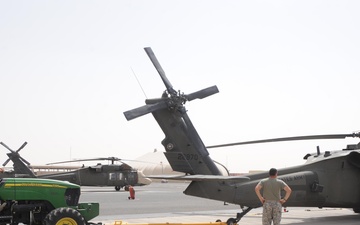 Soldiers maintain helicopters in Kuwait