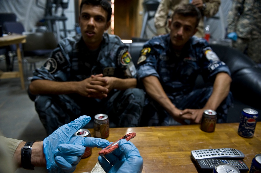 Sailors teach Iraqi policemen about IED's