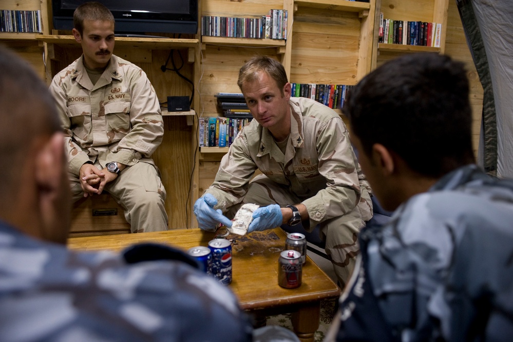 Sailors teach Iraqi policemen about IED's