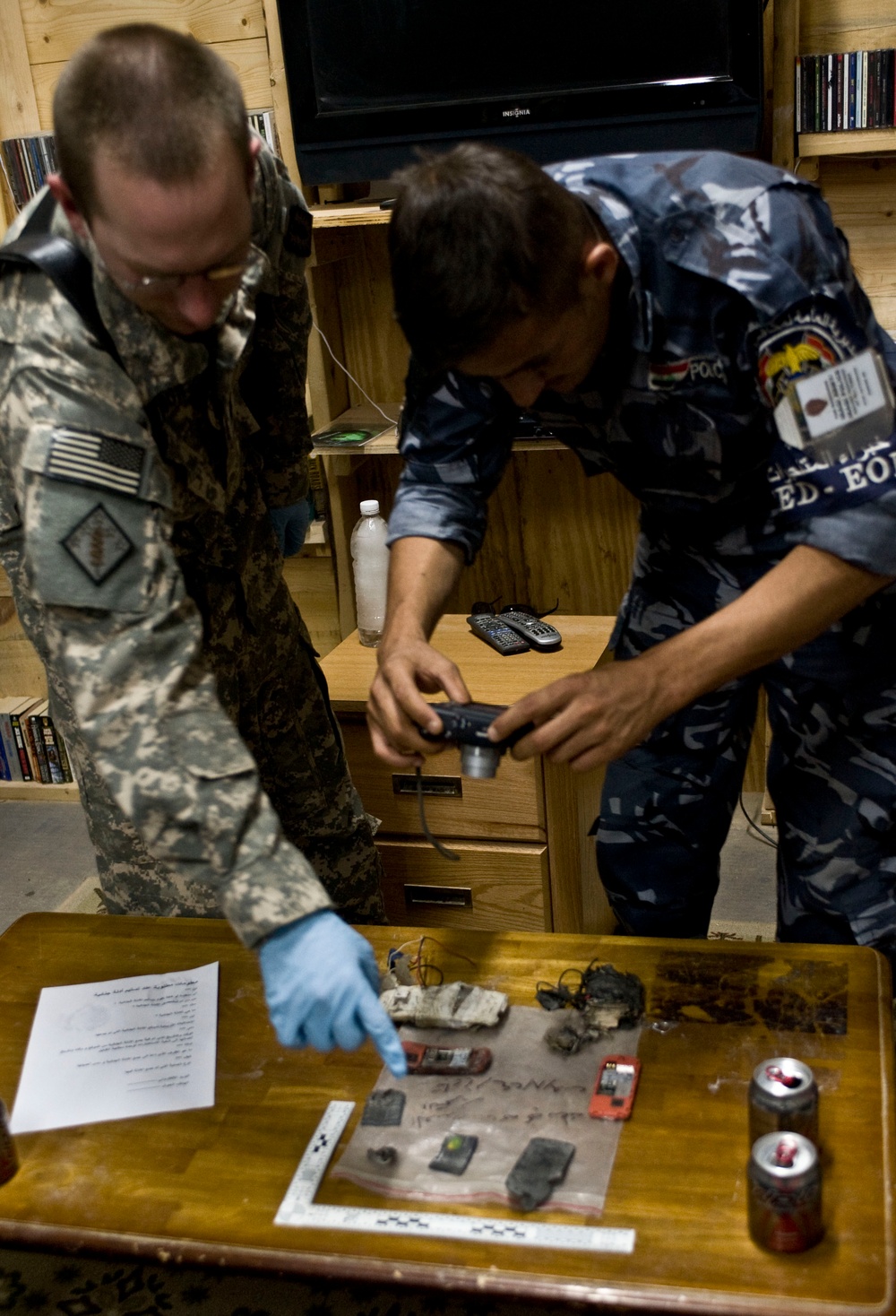 Sailors teach Iraqi policemen about IED's