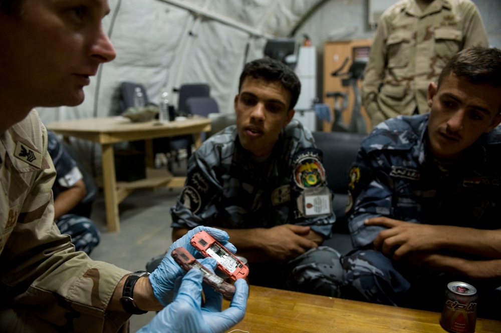 Sailors teach Iraqi policemen about IED's