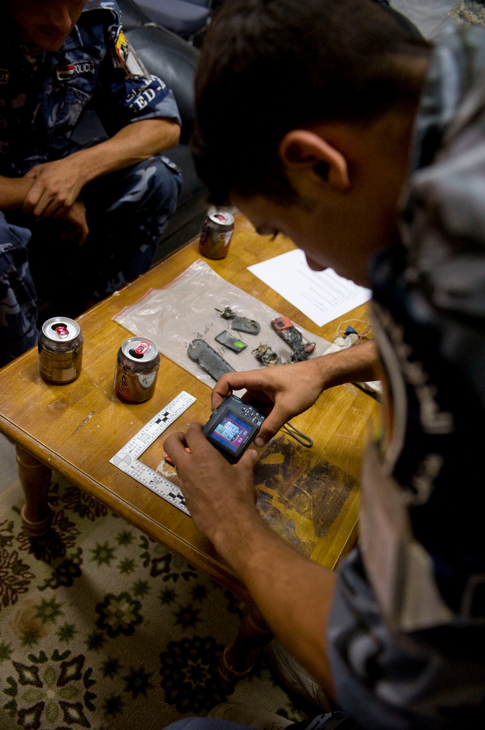 Sailors teach Iraqi policemen about IED's