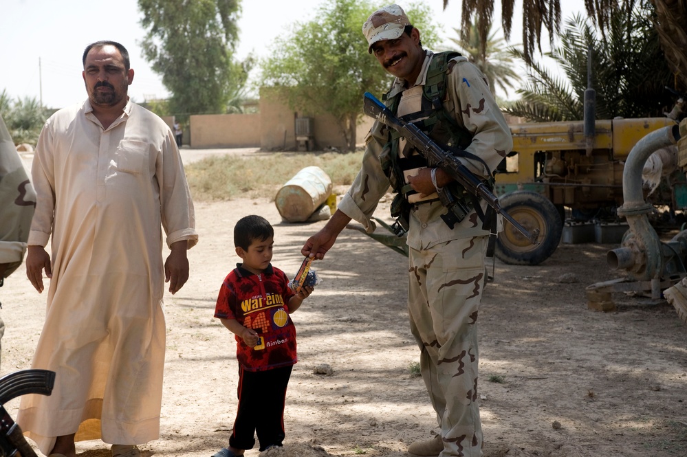 U.S., Iraqi Soldiers Patrol Ibrahim Jassim Village