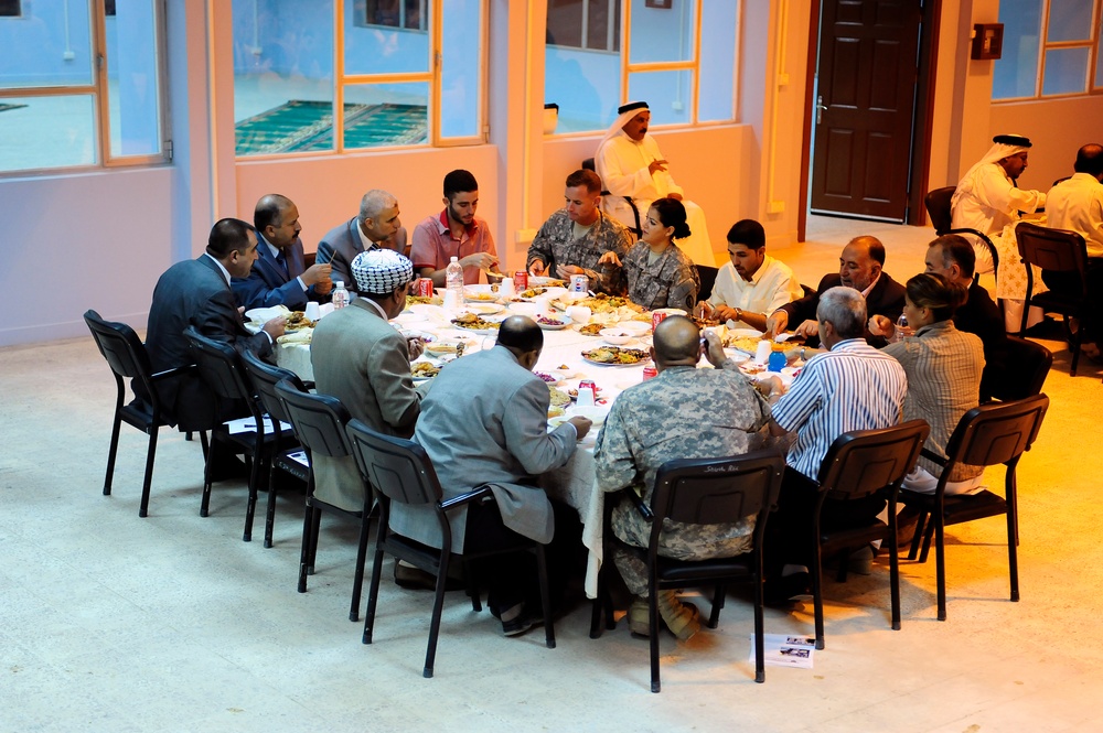 U.S., Iraqi's enjoy a Ramadan dinner