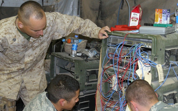 Airmen lend MWCS-28 a hand, support MAG-40 communications